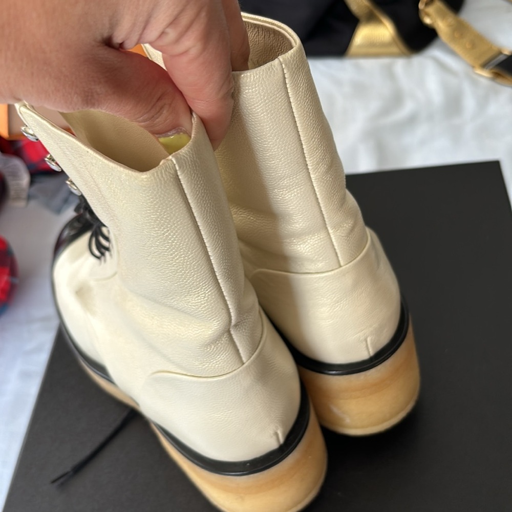 Cream and black tie up Chanel boot - Picture 9 of 11